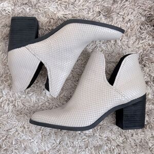 Nordstrom Steve Madden Petra White Faux Snakeskin Booties Sz 8 w/ Original Box